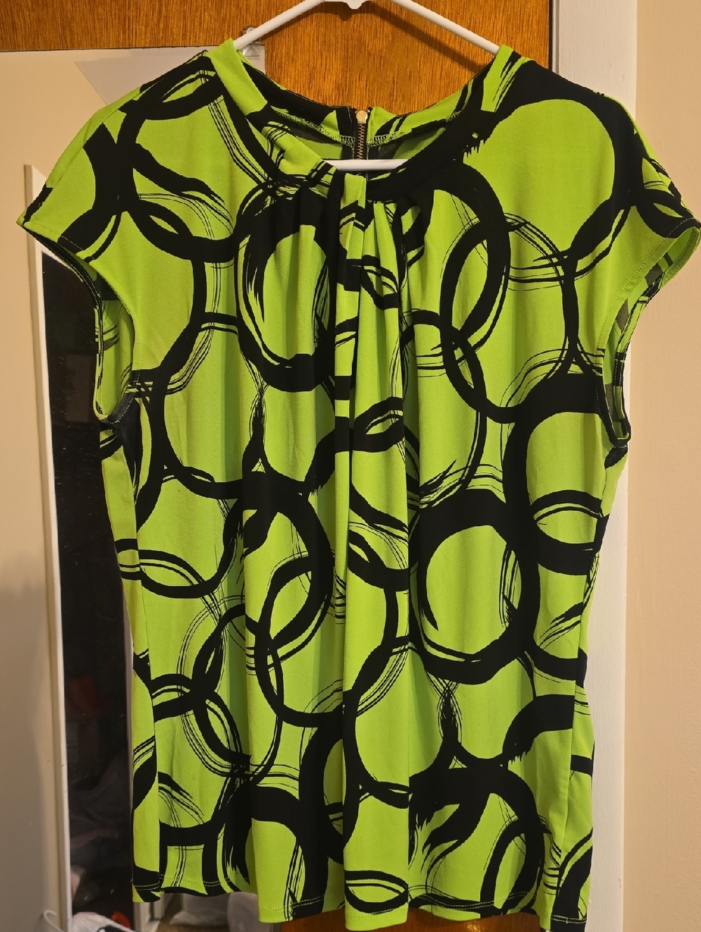 Green & Black Circular-Print Short Sleeve Blouse